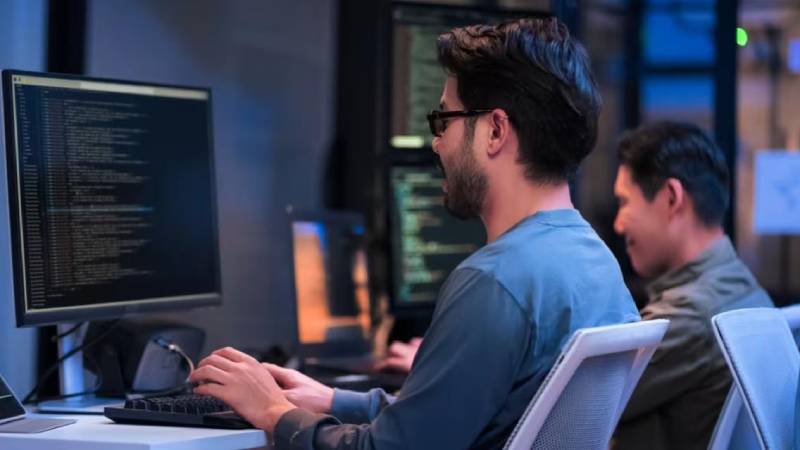 成都小程序开发公司视角下近岸与离岸管理分布式工程团队的差异